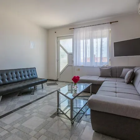 With Swimming Pool Dramalj, Crikvenica - 5551 Апартаменты *